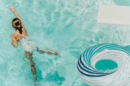 Fille en piscine