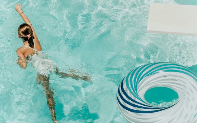 Fille en piscine